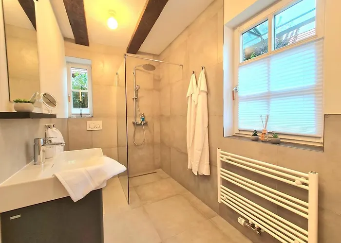 아파트 Avahome: Haus Fuer 16, Wlan, Parkplaetze, Netflix, Nespresso 칸델